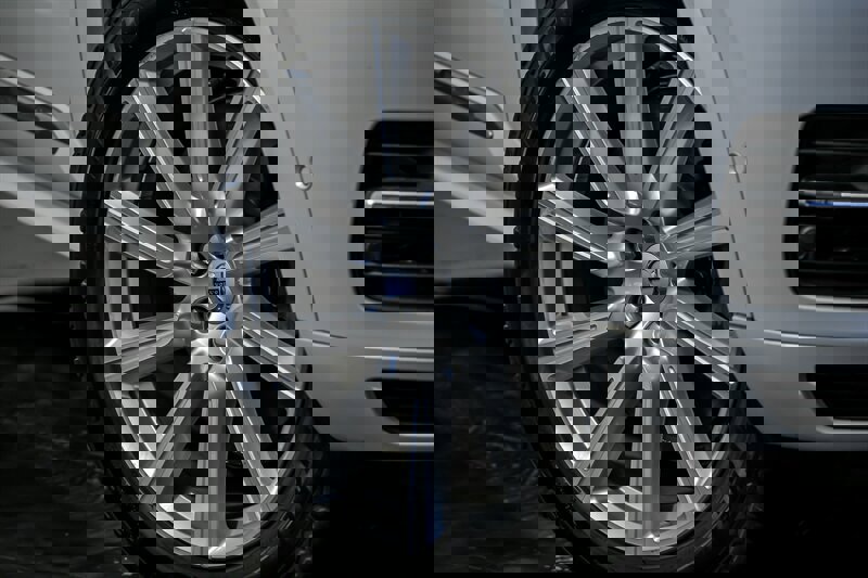 Used 2016 Volvo XC90 T8 Inscription image 3