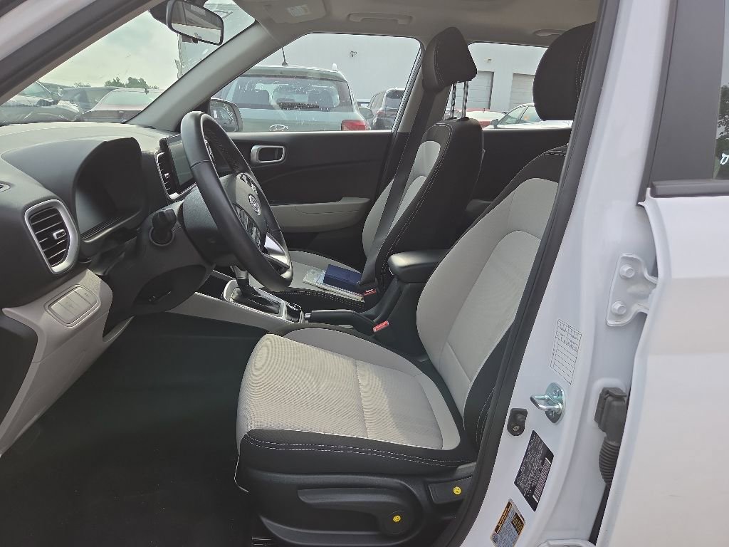 Used 2025 Hyundai Venue SEL FWD image 3