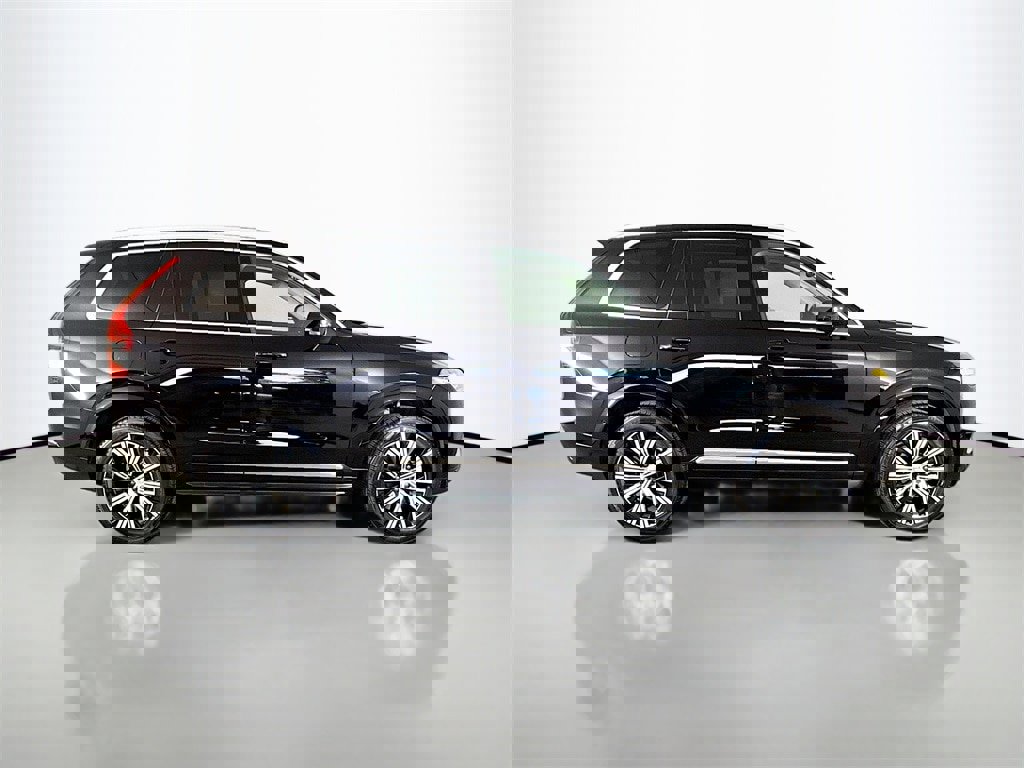 Certified 2025 Volvo XC90 B6 Plus image 8