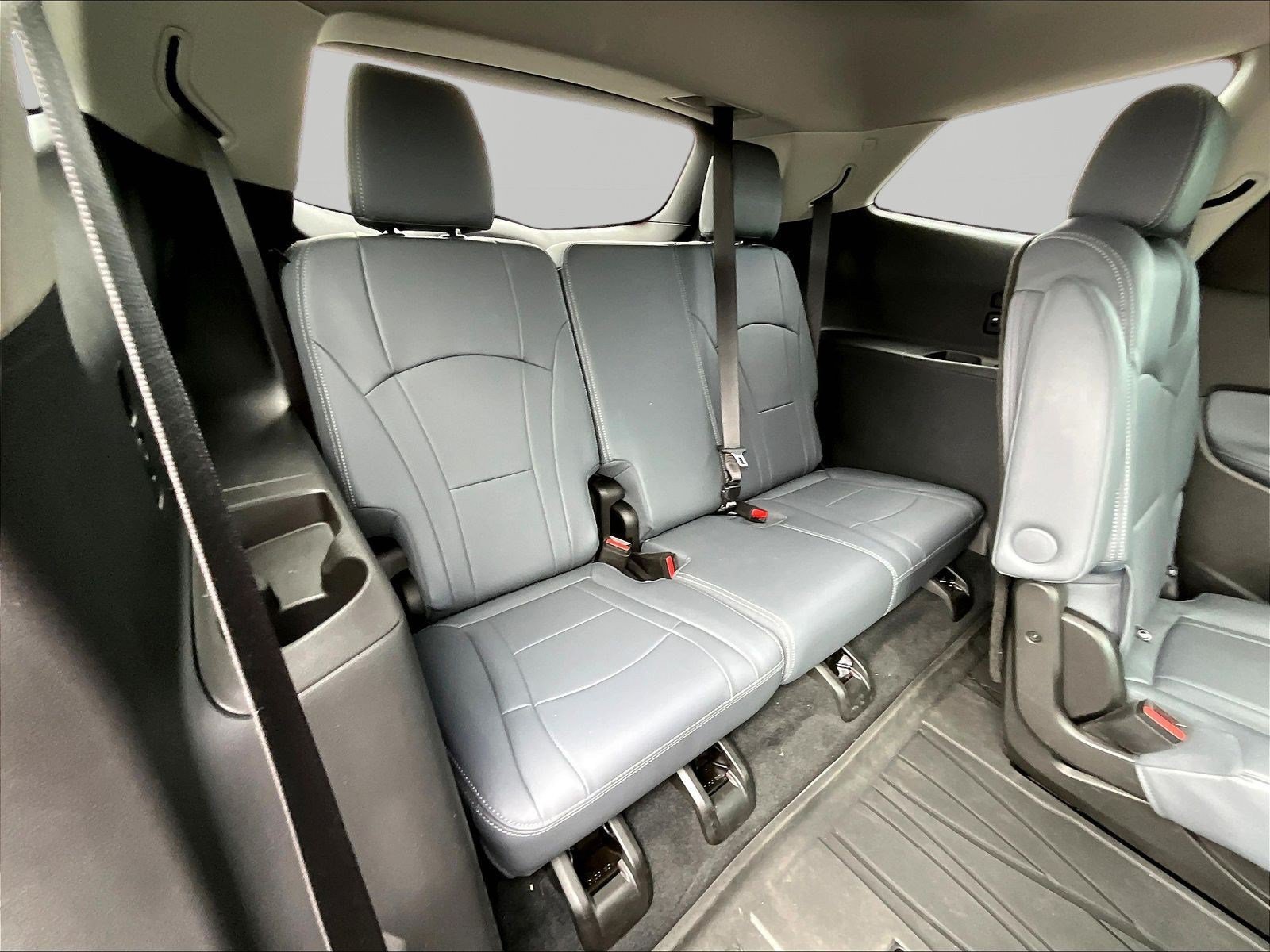 Used 2021 Buick Enclave Essence w/ Sound and Sites Package AWD/4WD image 26