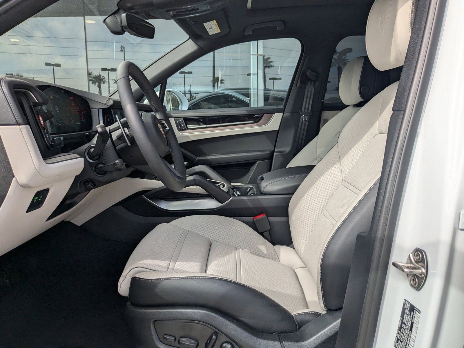 Certified 2025 Porsche Cayenne image 5