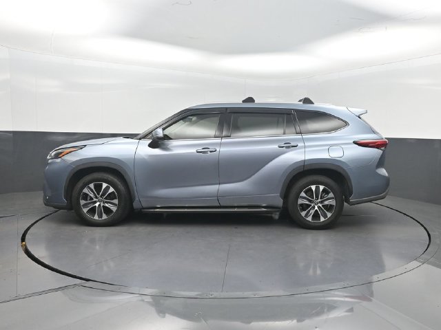 Used 2022 Toyota Highlander XLE FWD image 3