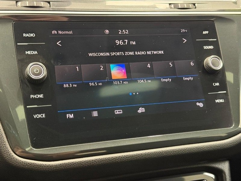 Used 2020 Volkswagen Tiguan SE image 16