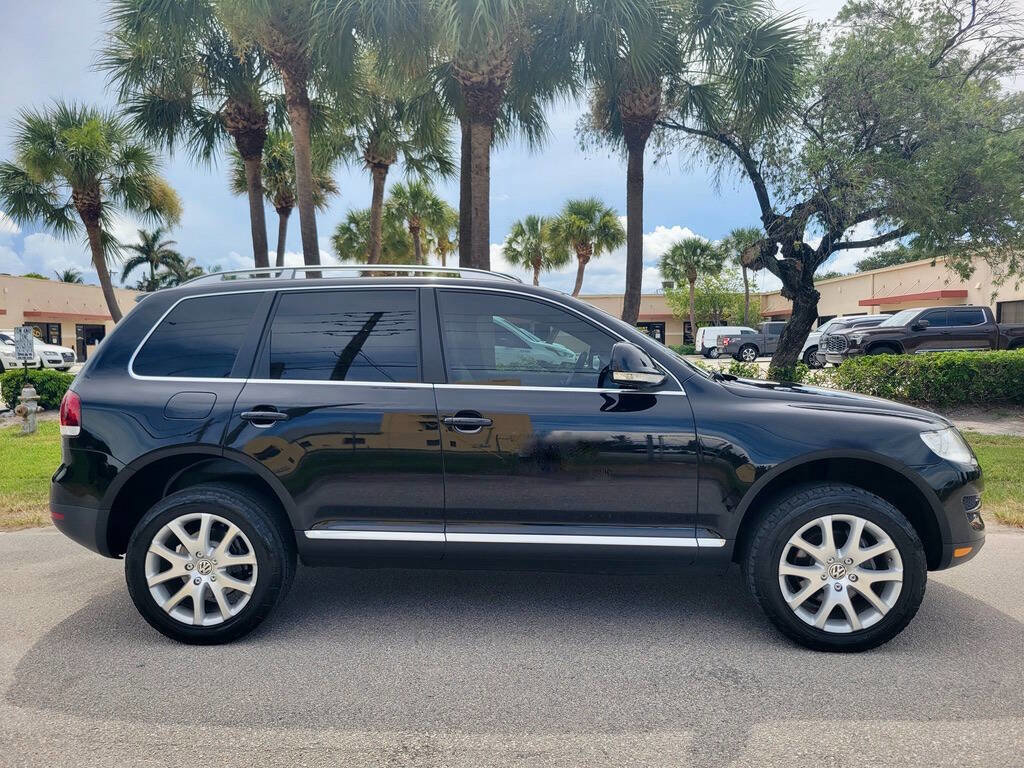 Used 2010 Volkswagen Touareg TDI image 6