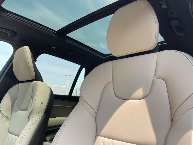 New 2026 Volvo XC90 B6 Plus w/ Protection Package Premier AWD/4WD image 16