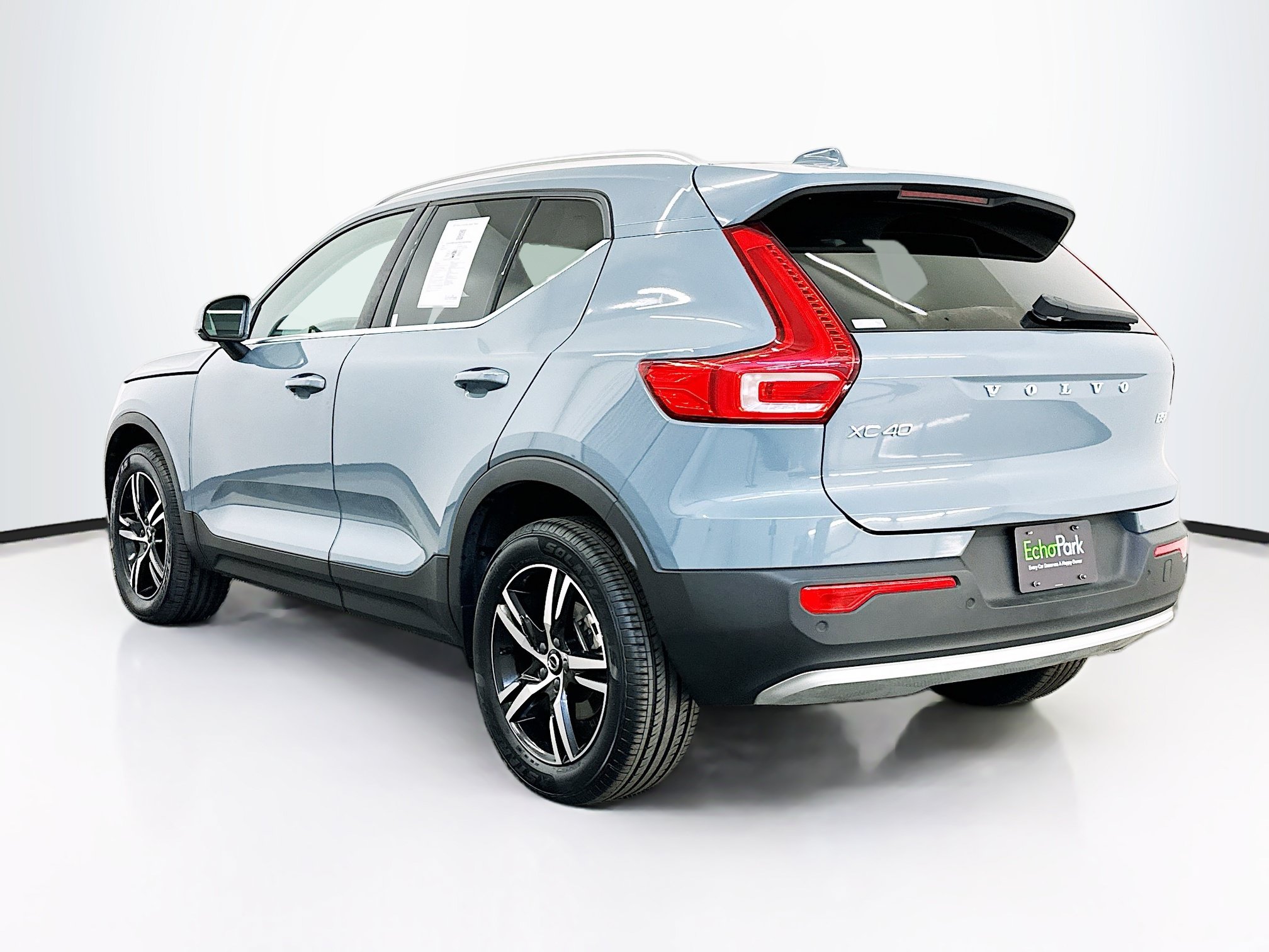 Used 2023 Volvo XC40 B5 Plus AWD/4WD image 5