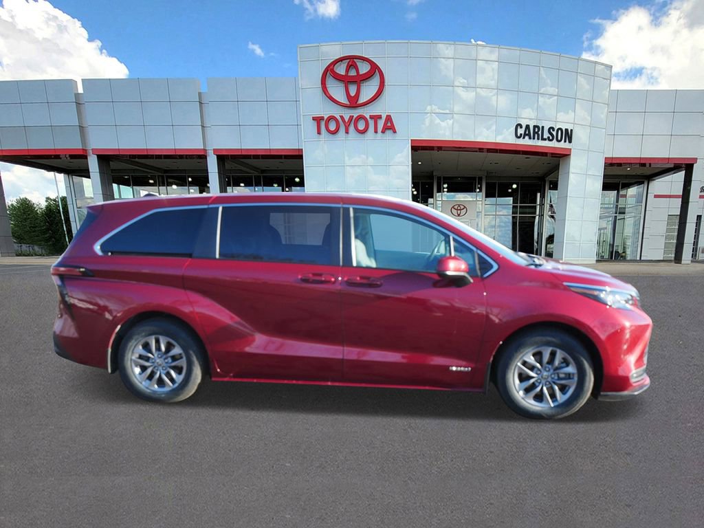 Certified 2021 Toyota Sienna LE image 4