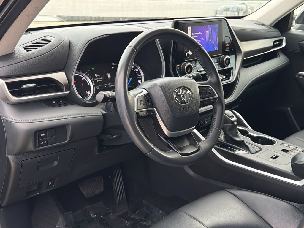 Used 2024 Toyota Highlander XLE AWD/4WD image 21