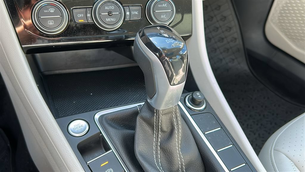 Used 2023 Volkswagen Jetta SE w/ Panoramic Sunroof Package FWD image 18
