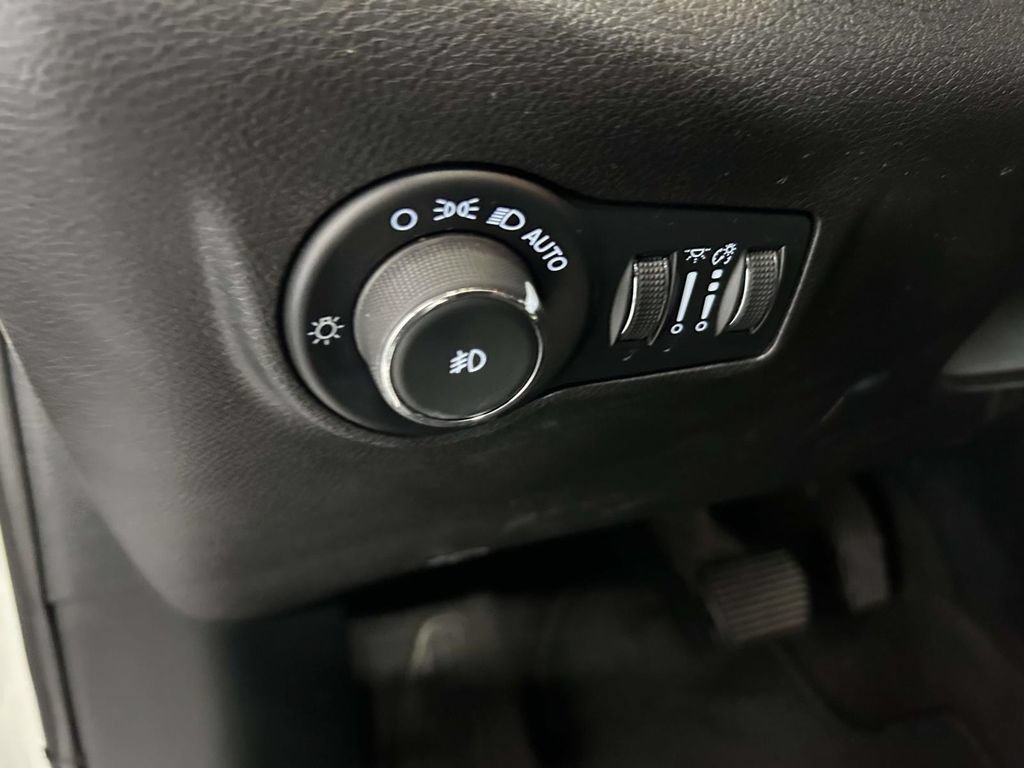 Used 2024 Jeep Compass Latitude AWD/4WD image 17