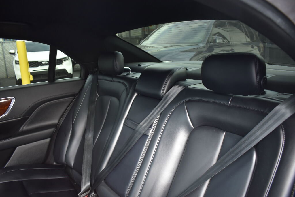Used 2017 Lincoln Continental Premiere image 26