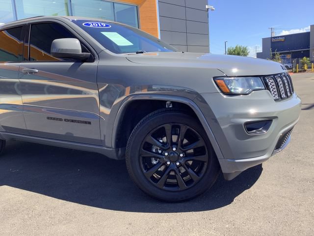 Used 2019 Jeep Grand Cherokee Altitude AWD/4WD image 3