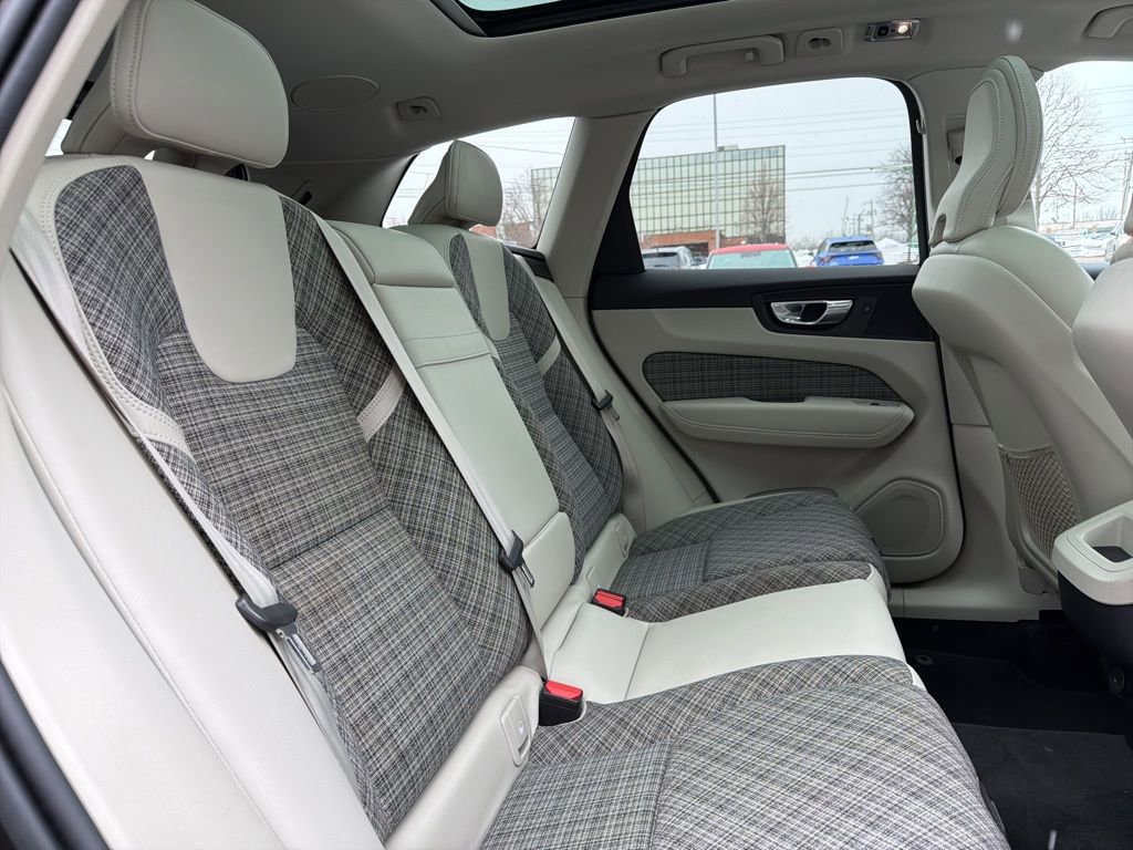Used 2021 Volvo XC60 T5 Momentum image 14