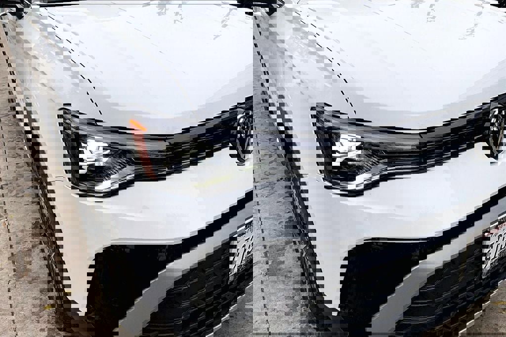 Certified 2025 Volkswagen Taos SE w/ Panoramic Sunroof Package image 28