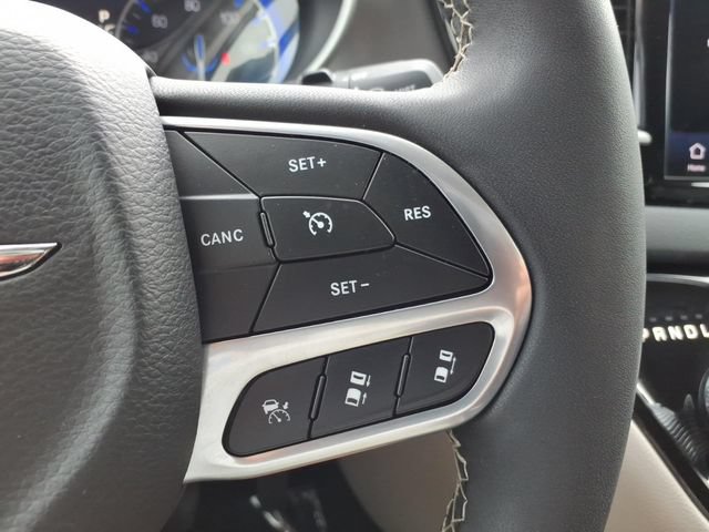 Used 2023 Chrysler Pacifica Touring-L FWD image 26