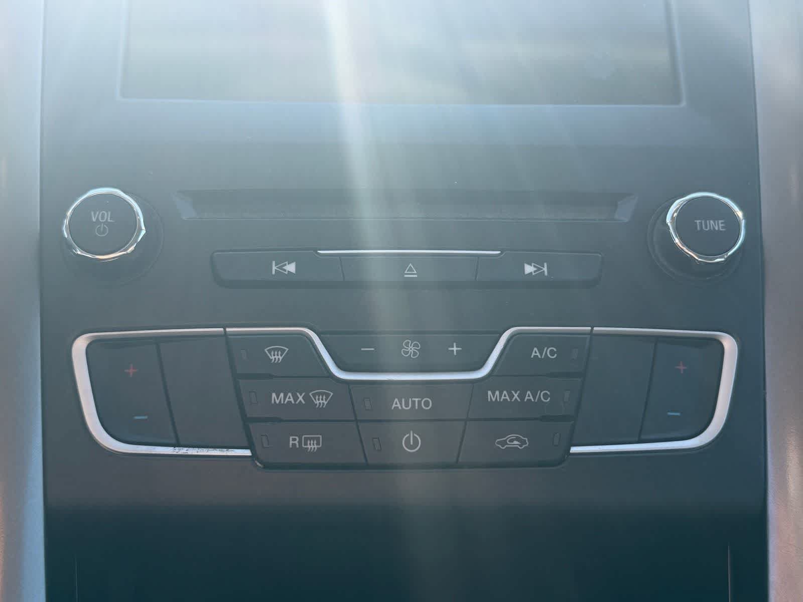 Used 2018 Ford Fusion SE w/ Fusion SE Technology Package FWD image 15