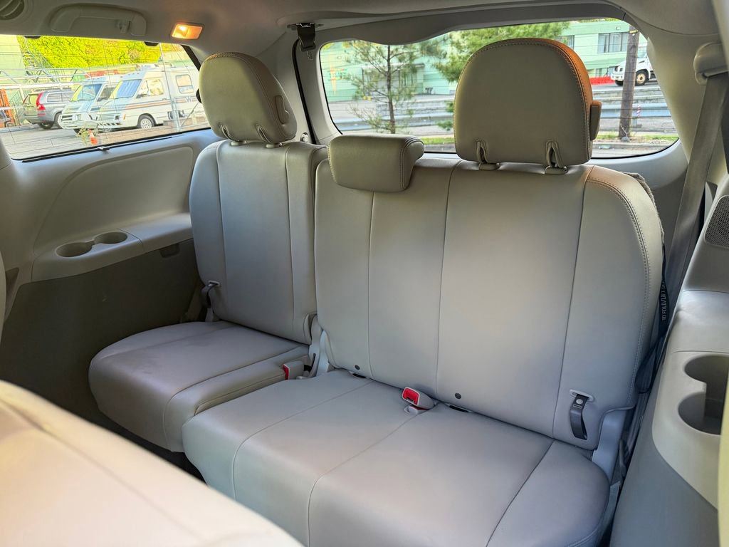 Used 2011 Toyota Sienna XLE w/ Premium Pkg AWD/4WD image 28
