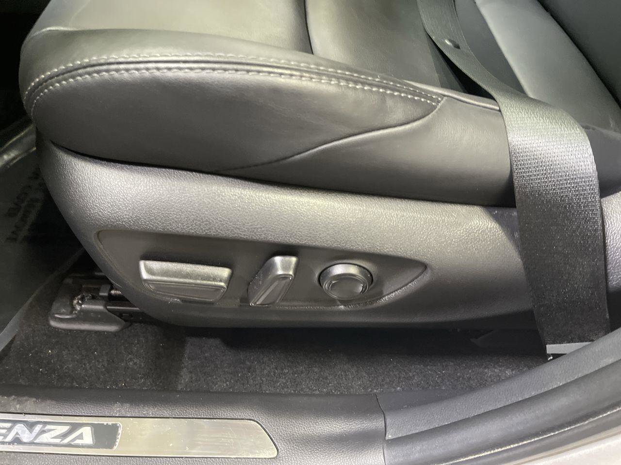 Used 2024 Toyota Venza XLE image 12