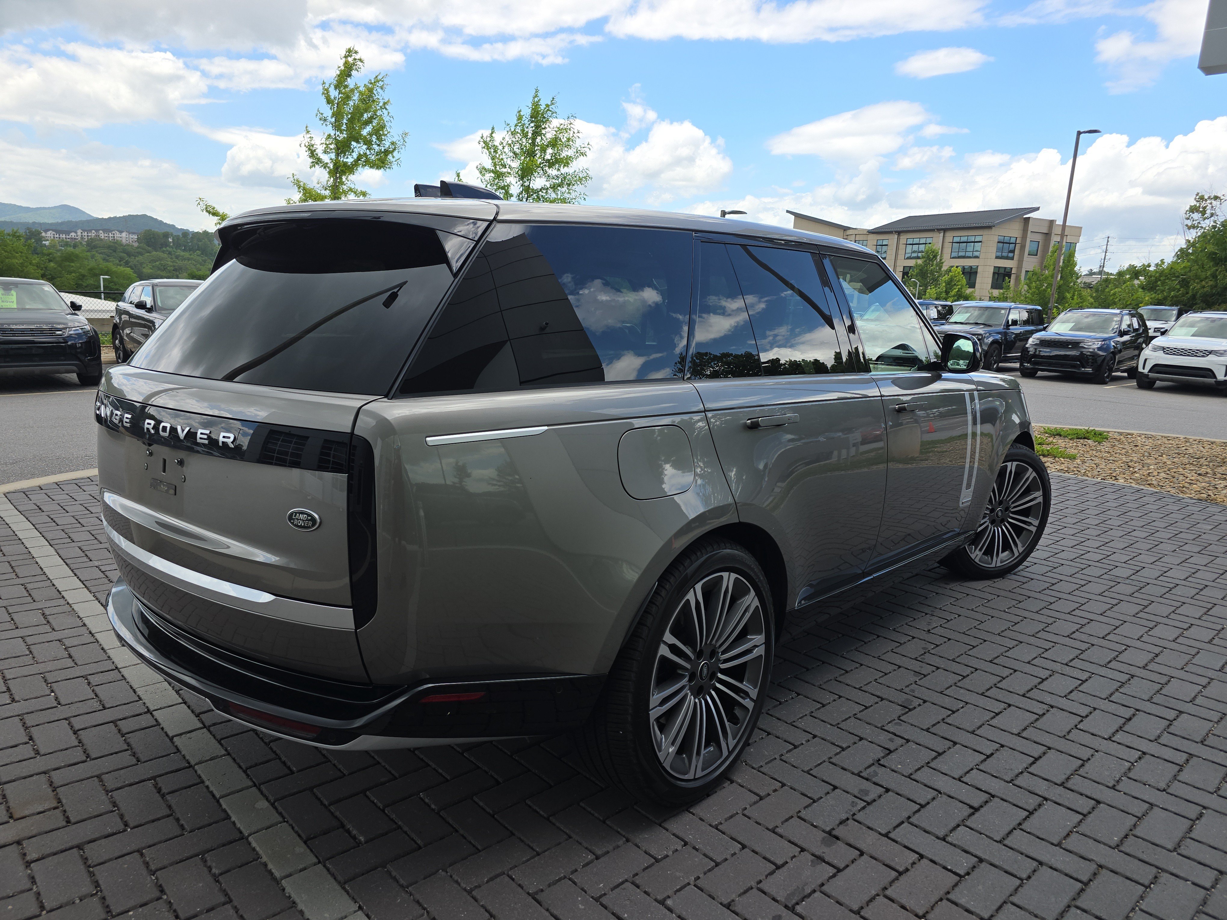 Certified 2023 Land Rover Range Rover Autobiography AWD/4WD image 5