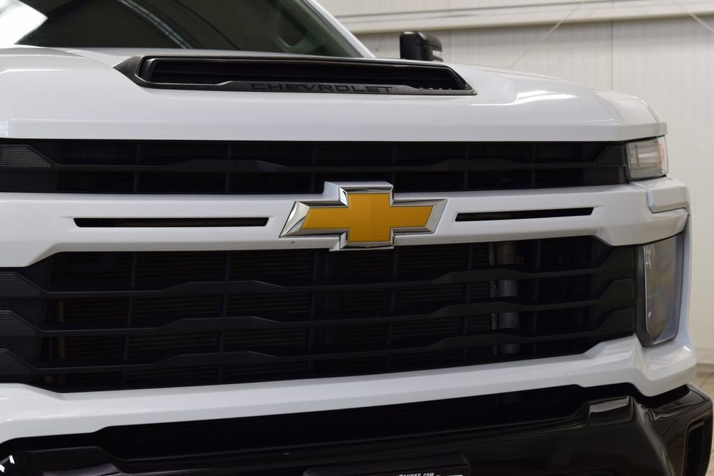 Used 2024 Chevrolet Silverado 2500 Custom w/ Custom Value Package image 9