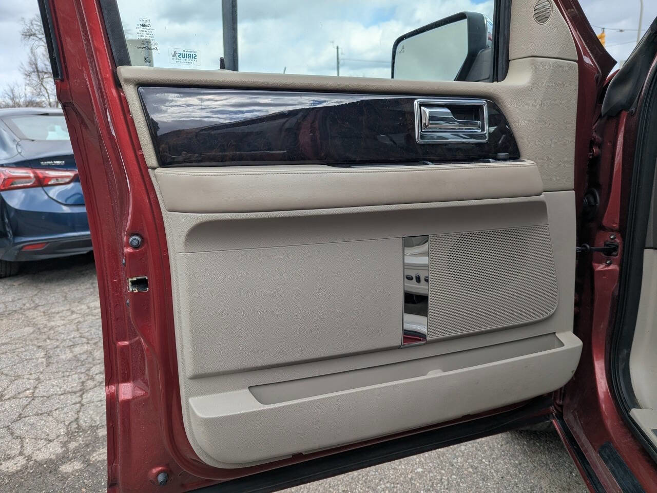 Used 2016 Lincoln Navigator Select image 12