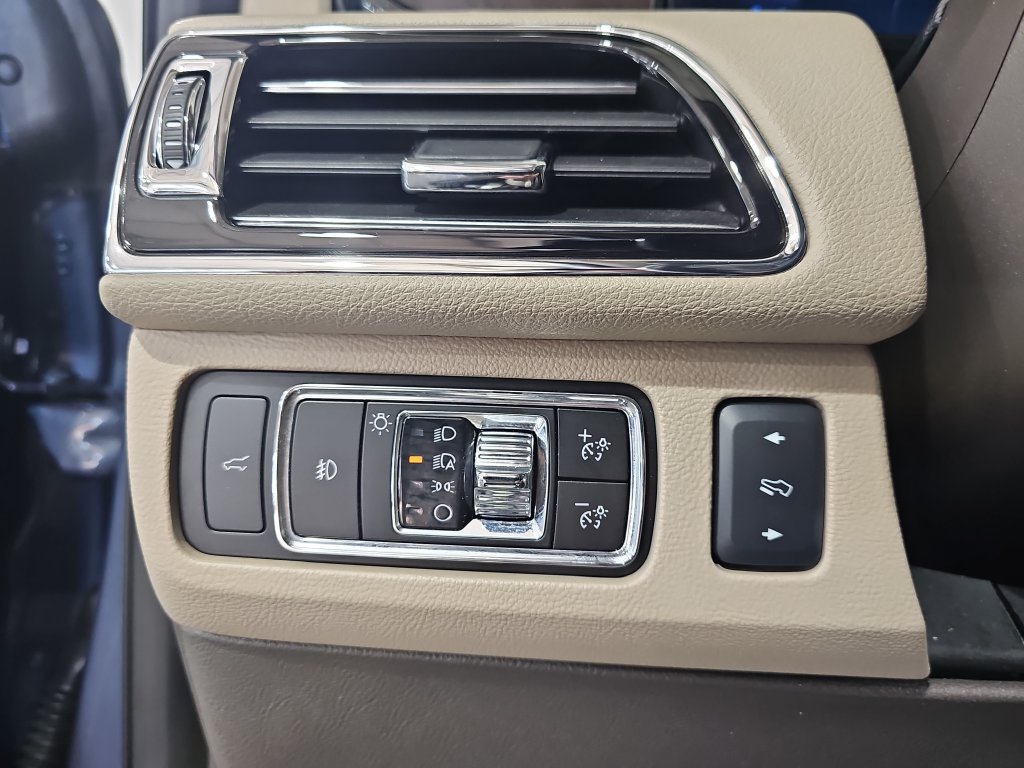 Used 2023 Lincoln Navigator L Reserve AWD/4WD image 33