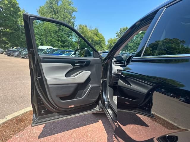 Used 2022 Toyota Highlander XLE image 12