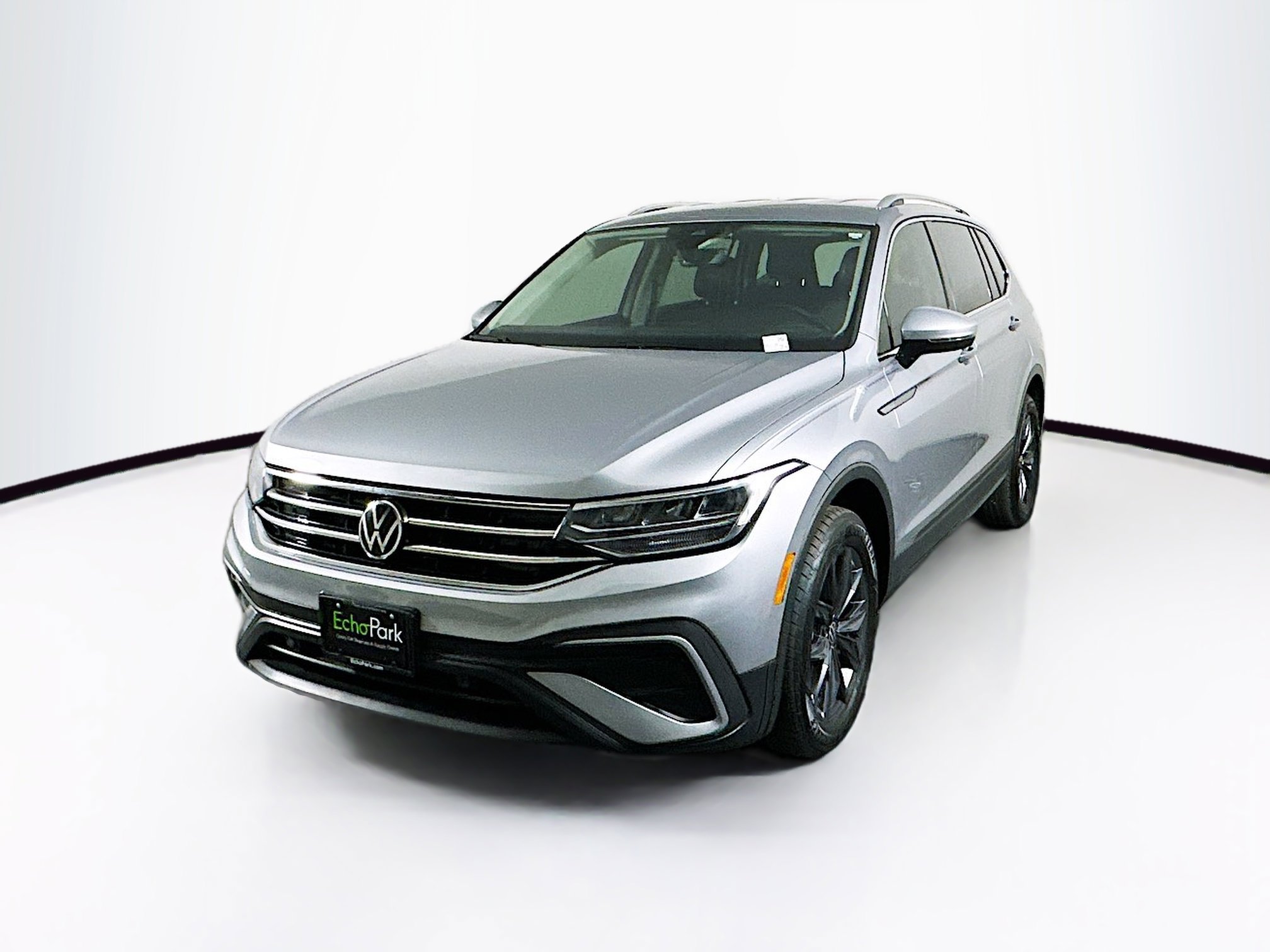 Used 2023 Volkswagen Tiguan SE image 3