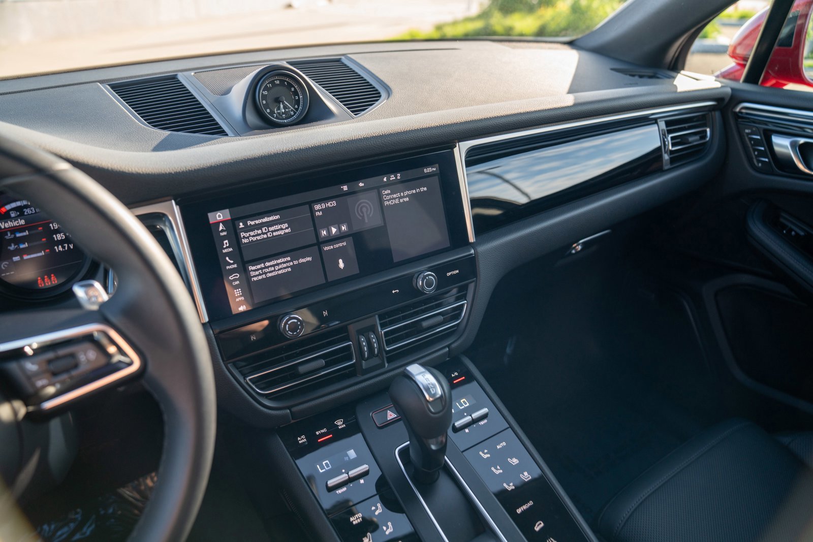 Certified 2022 Porsche Macan AWD/4WD image 16