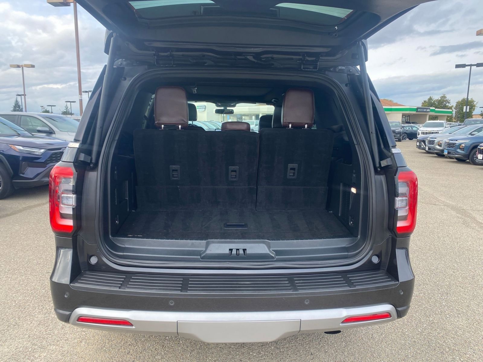 Used 2024 Ford Expedition Limited image 36