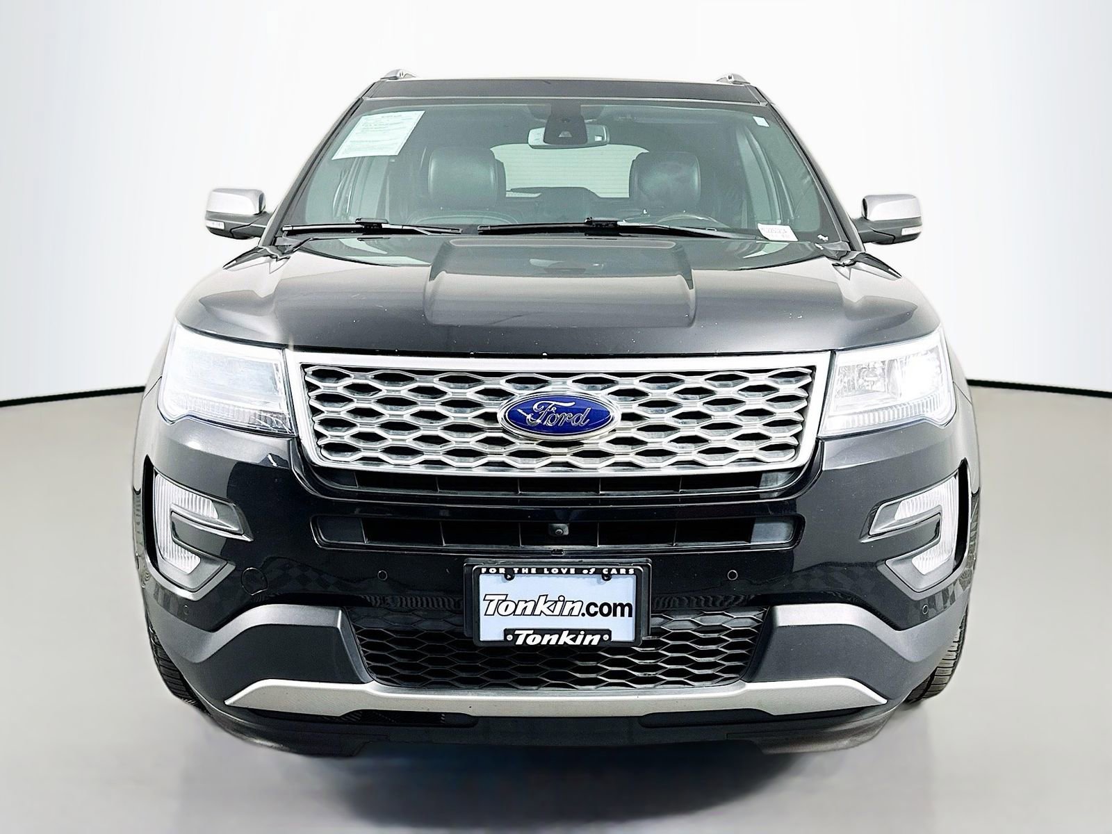 Used 2017 Ford Explorer Platinum image 2