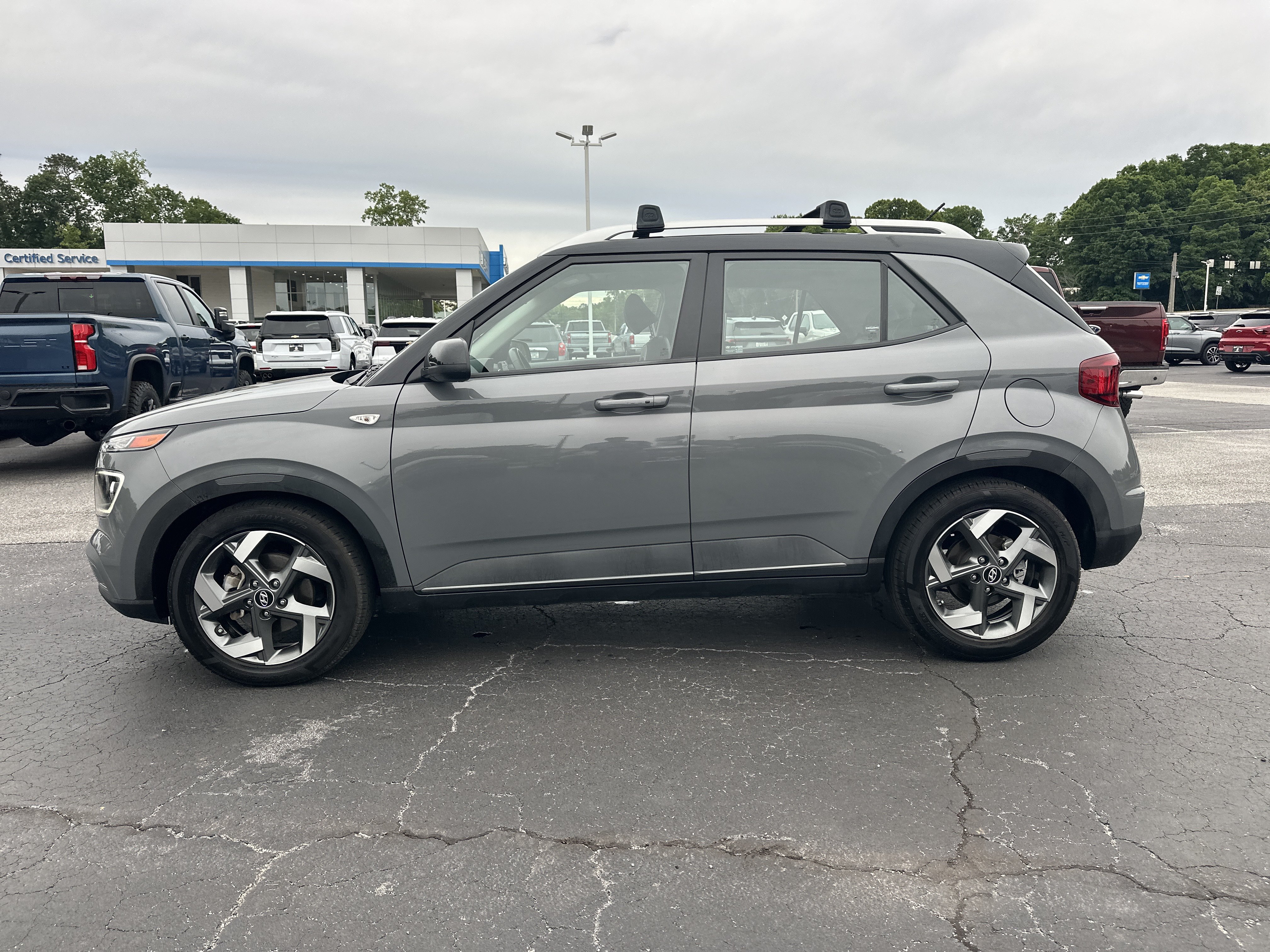 Used 2023 Hyundai Venue Limited FWD image 6
