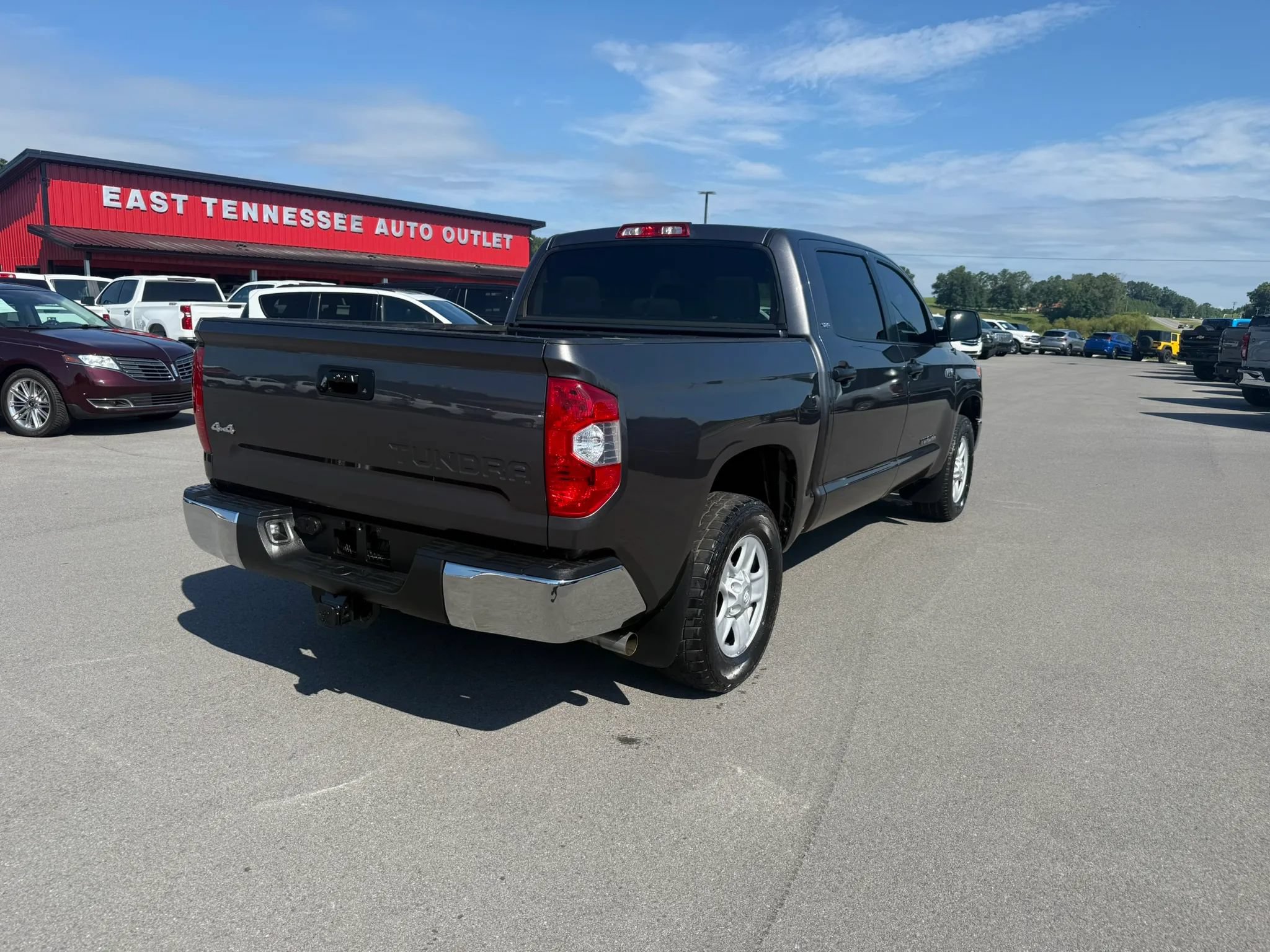 Used 2015 Toyota Tundra SR5 w/ SR5 Upgrade Package AWD/4WD image 4