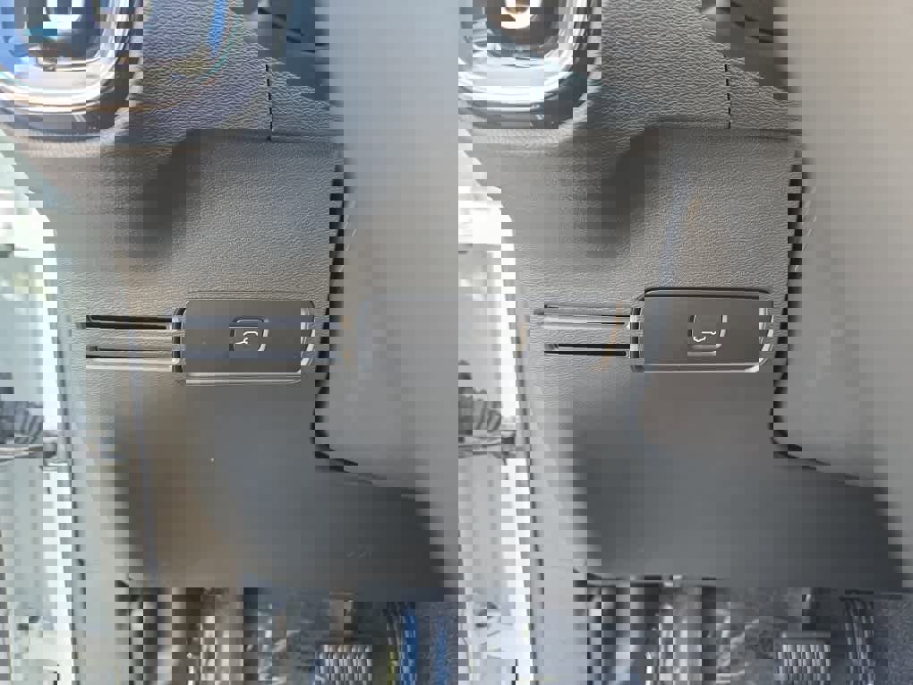 Used 2025 Volvo XC40 B5 Core image 22