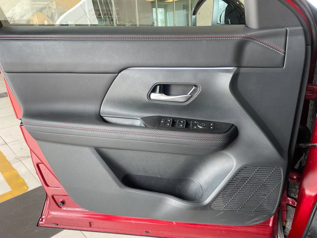 Certified 2025 Nissan Kicks SR FWD image 9