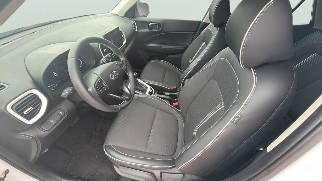Used 2024 Hyundai Venue Limited FWD image 15