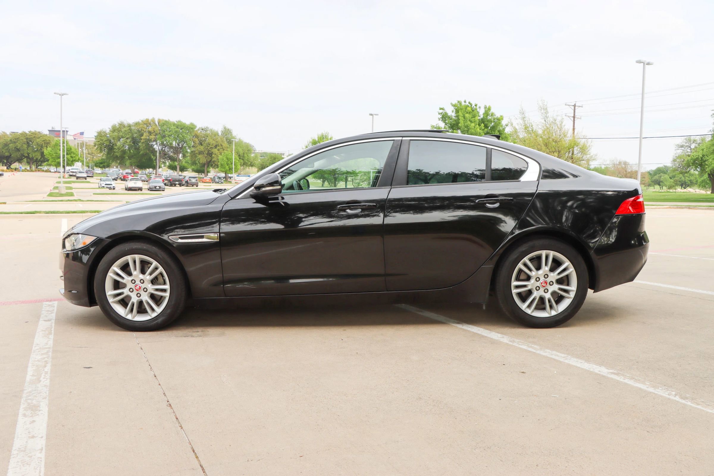 Used 2018 Jaguar XE Premium RWD image 4