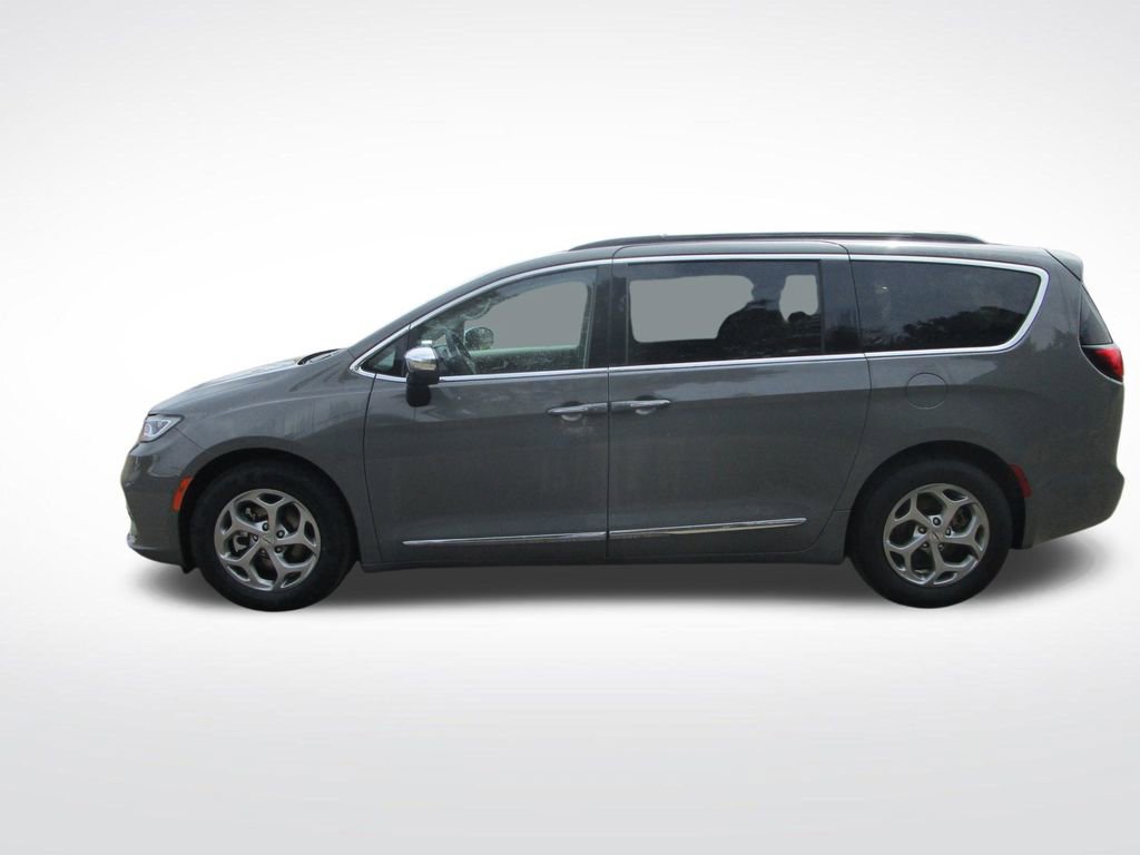 Used 2023 Chrysler Pacifica Limited image 2