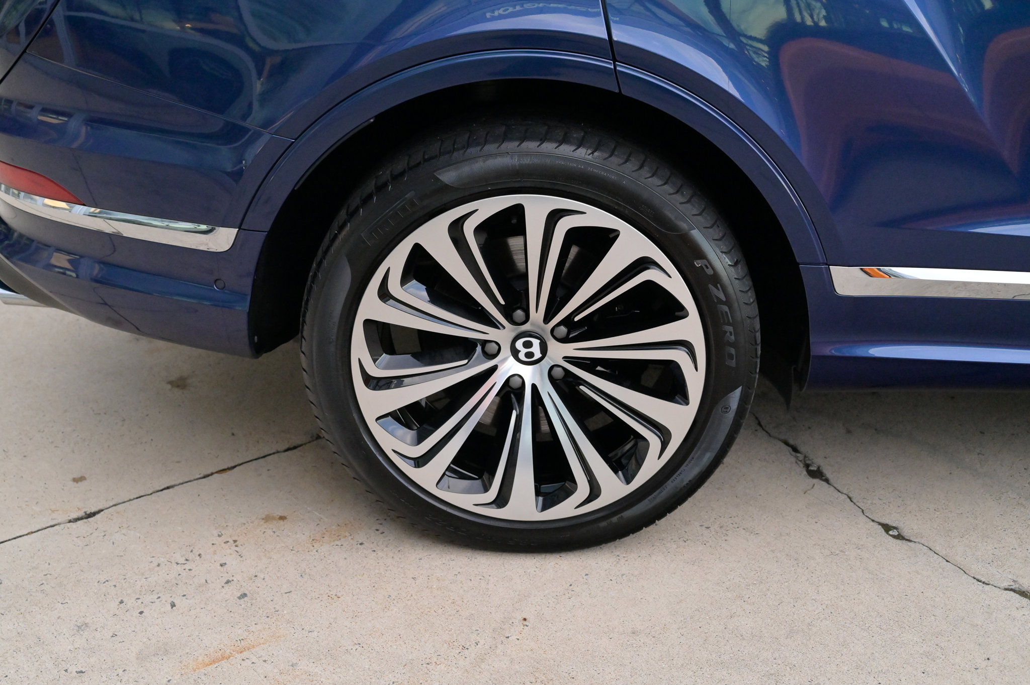 Used 2023 Bentley Bentayga image 11