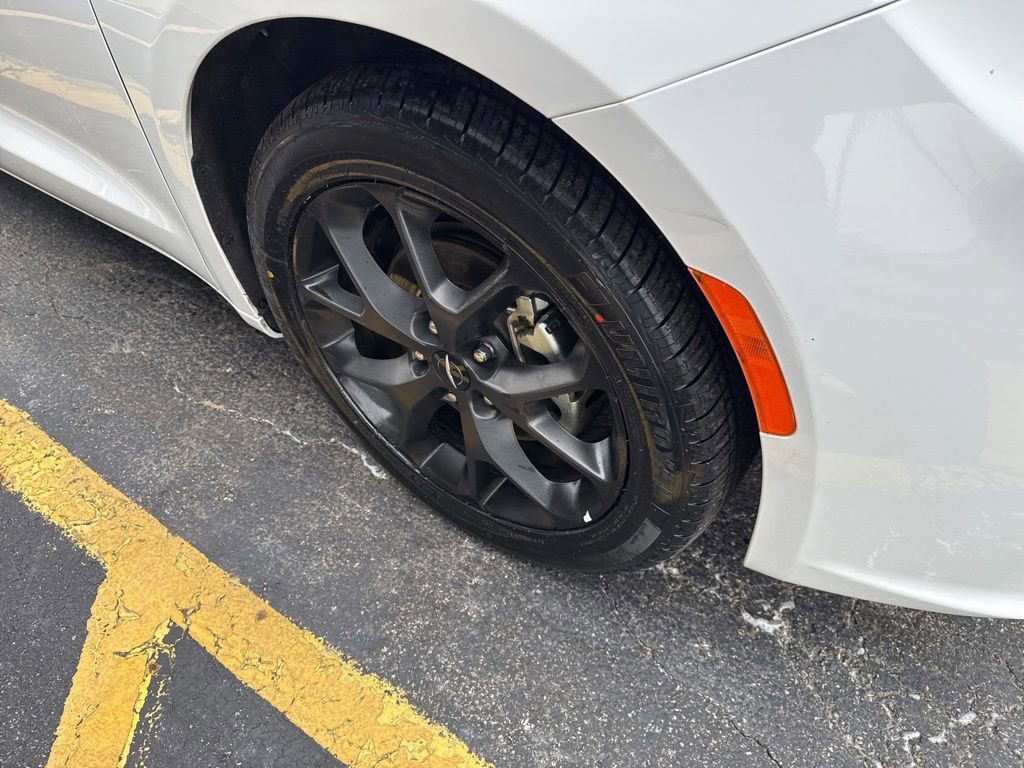 Used 2025 Chrysler Pacifica Limited image 21