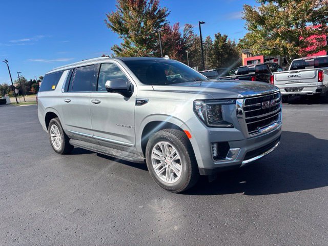 Used 2024 GMC Yukon XL SLT w/ SLT Luxury Package AWD/4WD image 4