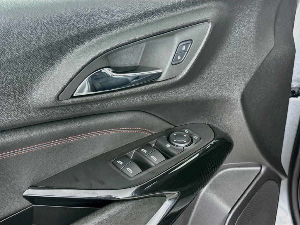 Used 2025 Chevrolet Trax RS w/ Sunroof Package FWD image 20