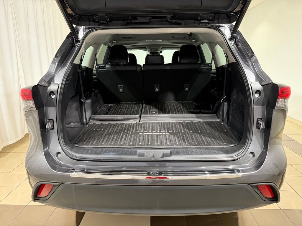 Used 2021 Toyota Highlander XLE AWD/4WD image 12