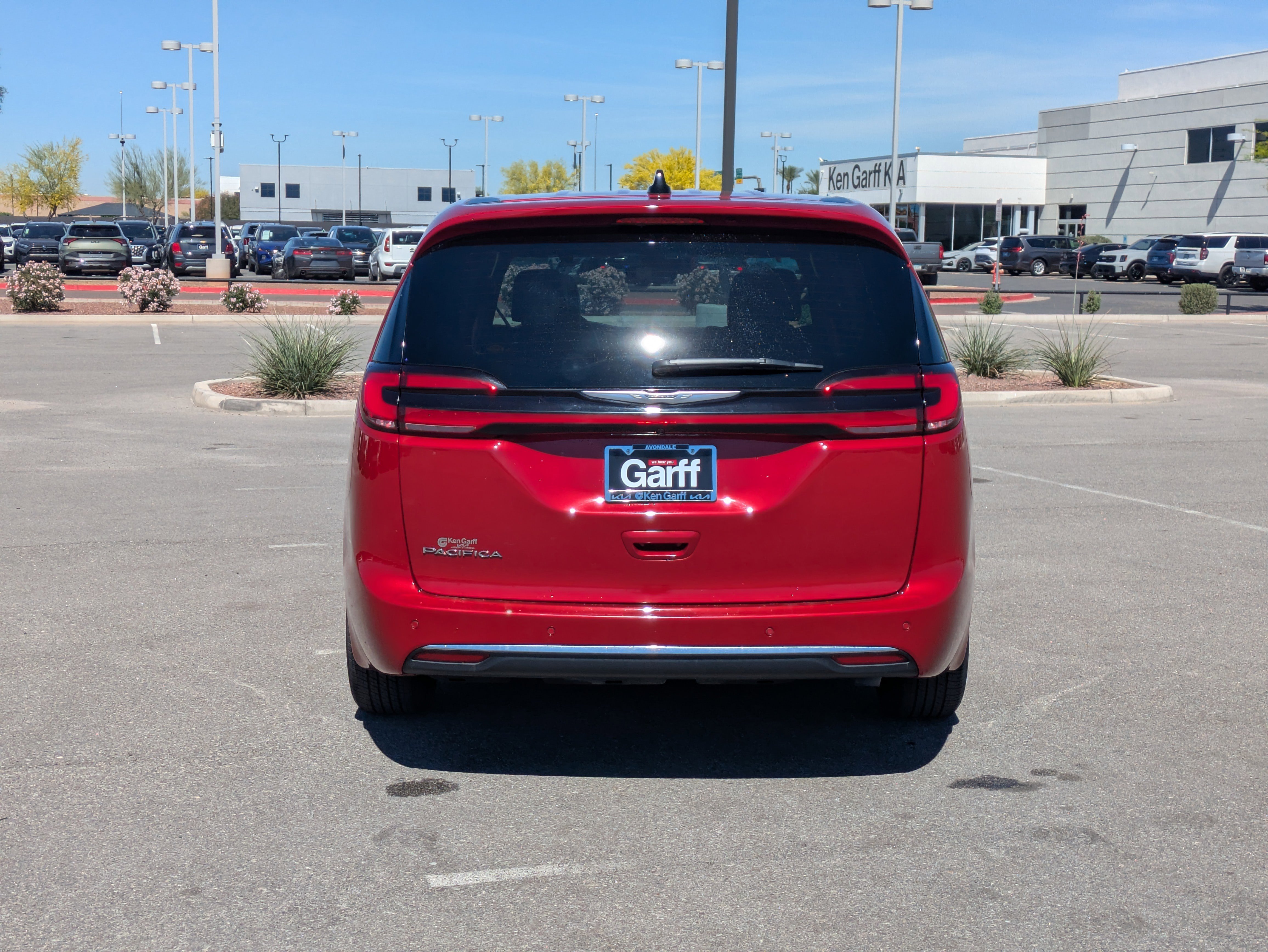 Used 2025 Chrysler Pacifica Select image 4