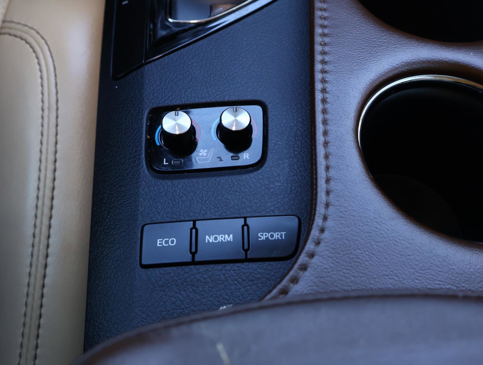 Used 2016 Toyota Avalon Limited w/ Toyota Safety Sense Package image 26