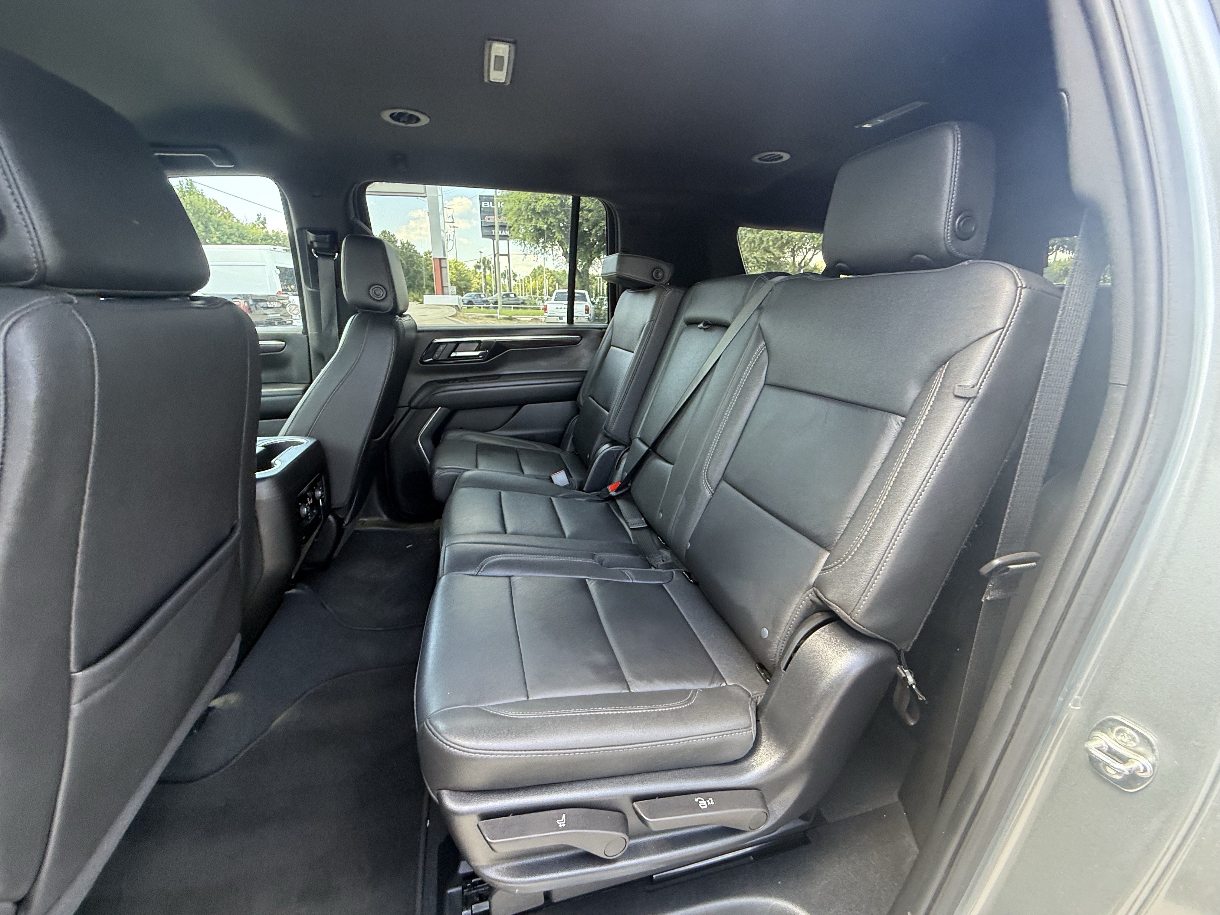 Used 2025 Chevrolet Suburban Z71 AWD/4WD image 29