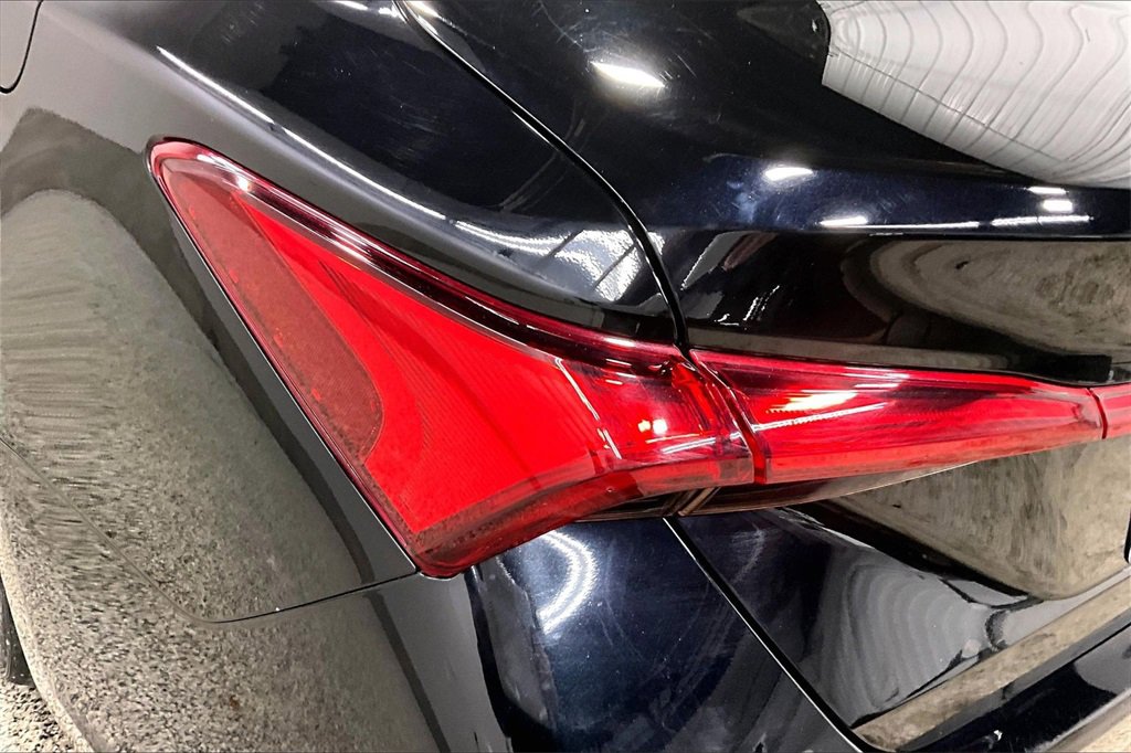 Used 2020 Toyota Avalon Limited image 23