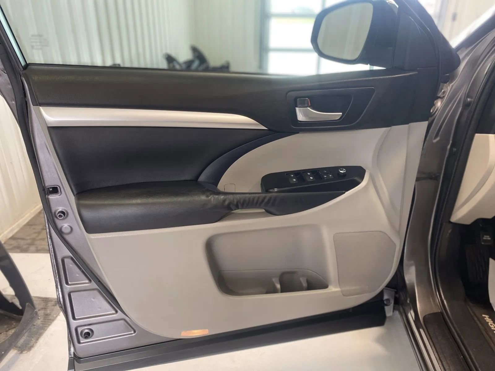 Used 2014 Toyota Highlander XLE AWD/4WD image 8