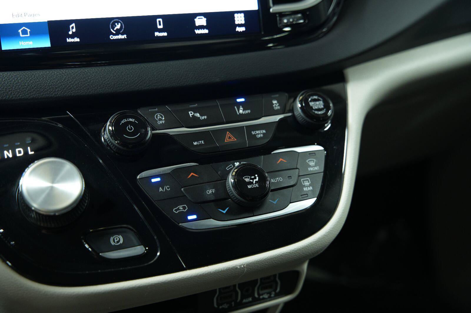 Used 2023 Chrysler Pacifica Touring-L FWD image 38