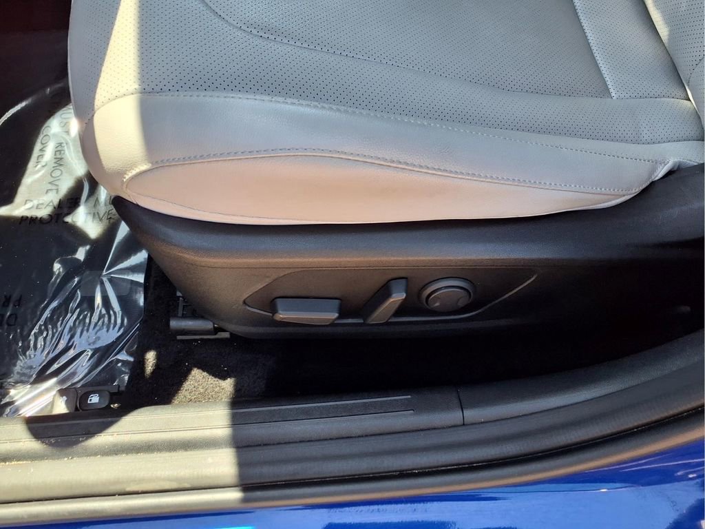 Used 2025 Hyundai Elantra Limited FWD image 21